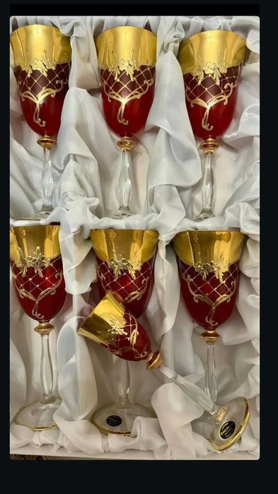 Бокалы на вино и рюмки