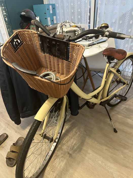 Bicicleta estilo pasteleira enferrujada