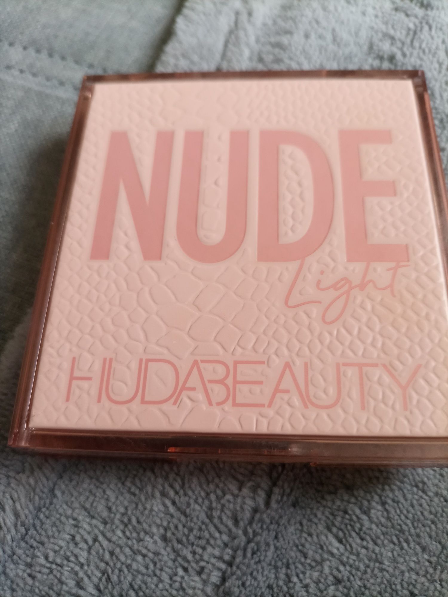 HUDA BEAUTY - Nude Light