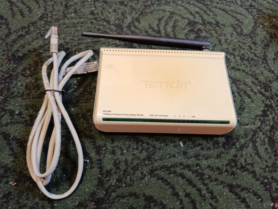 Продам старенький Але робочий роутер Tenda