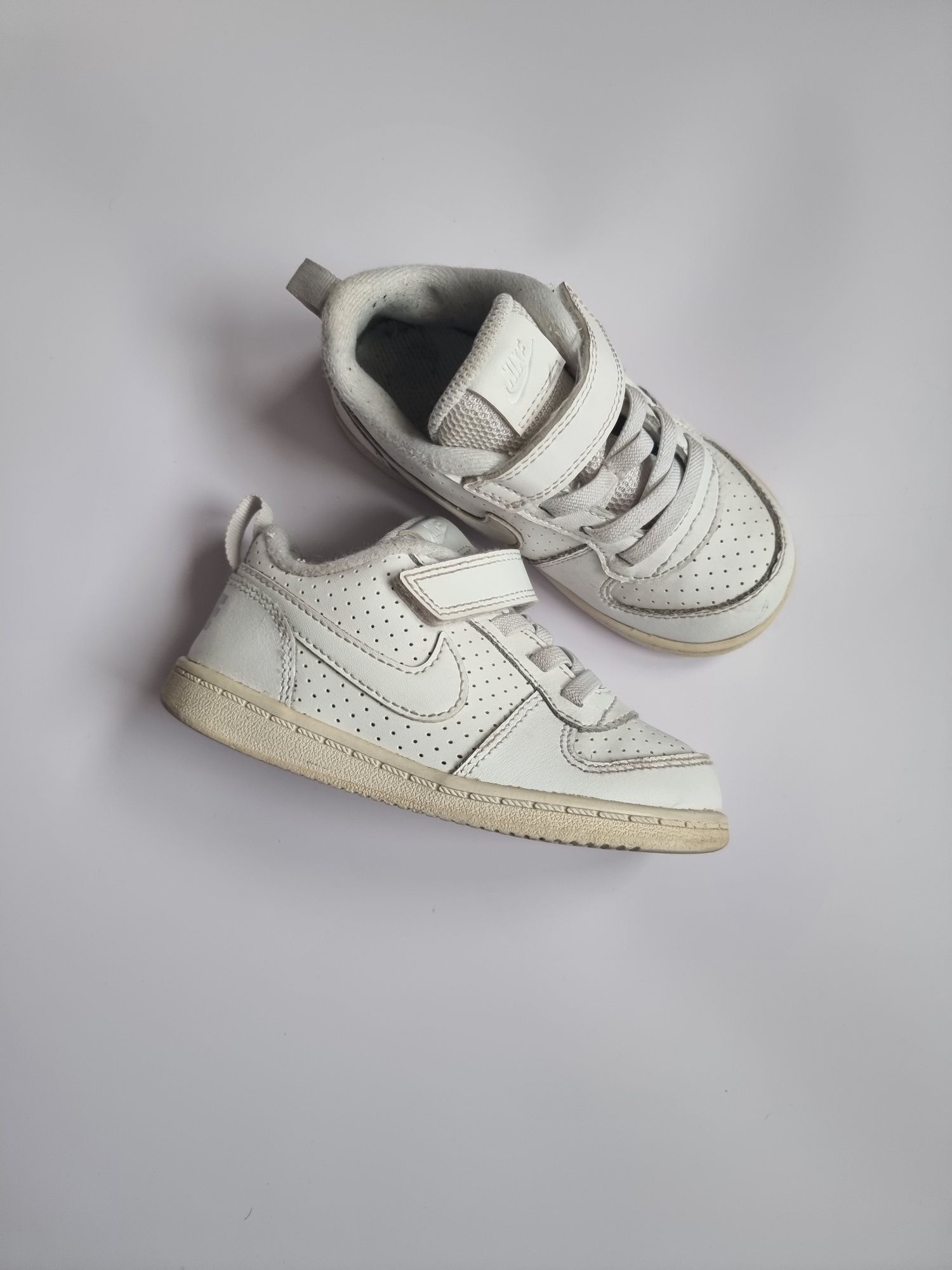 Buty adidasy białe Nike zapinane na rzepy rozmiar 25 buty dziecięce