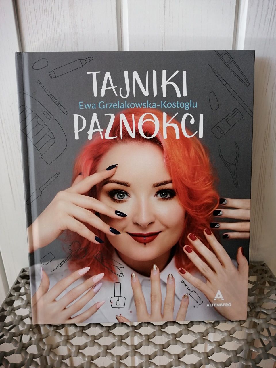 Tajniki Paznokci z autografem Ewy RLM