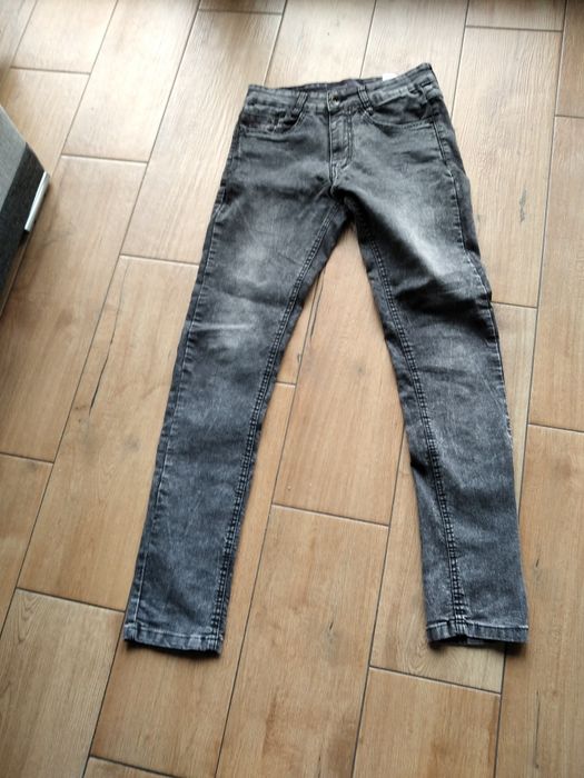 Spodnie w rozmiarze 28.