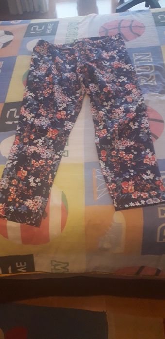 Calças floridas Stradivarius