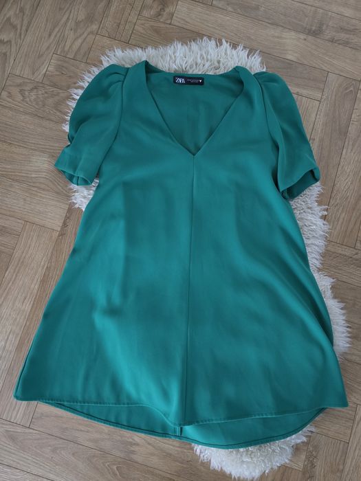 Butelkowa zieleń sukienka z bufkami krótki rękaw dekolt serek Zara XS