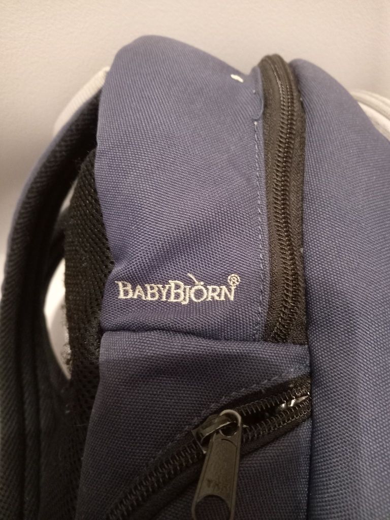 Plecak Szweckiej firmy BabyBjorn idealny dla młodej kobiety.