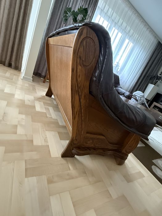 Komplet wypiczynkowy skorzany 2+2+1 oraz debowy stolik