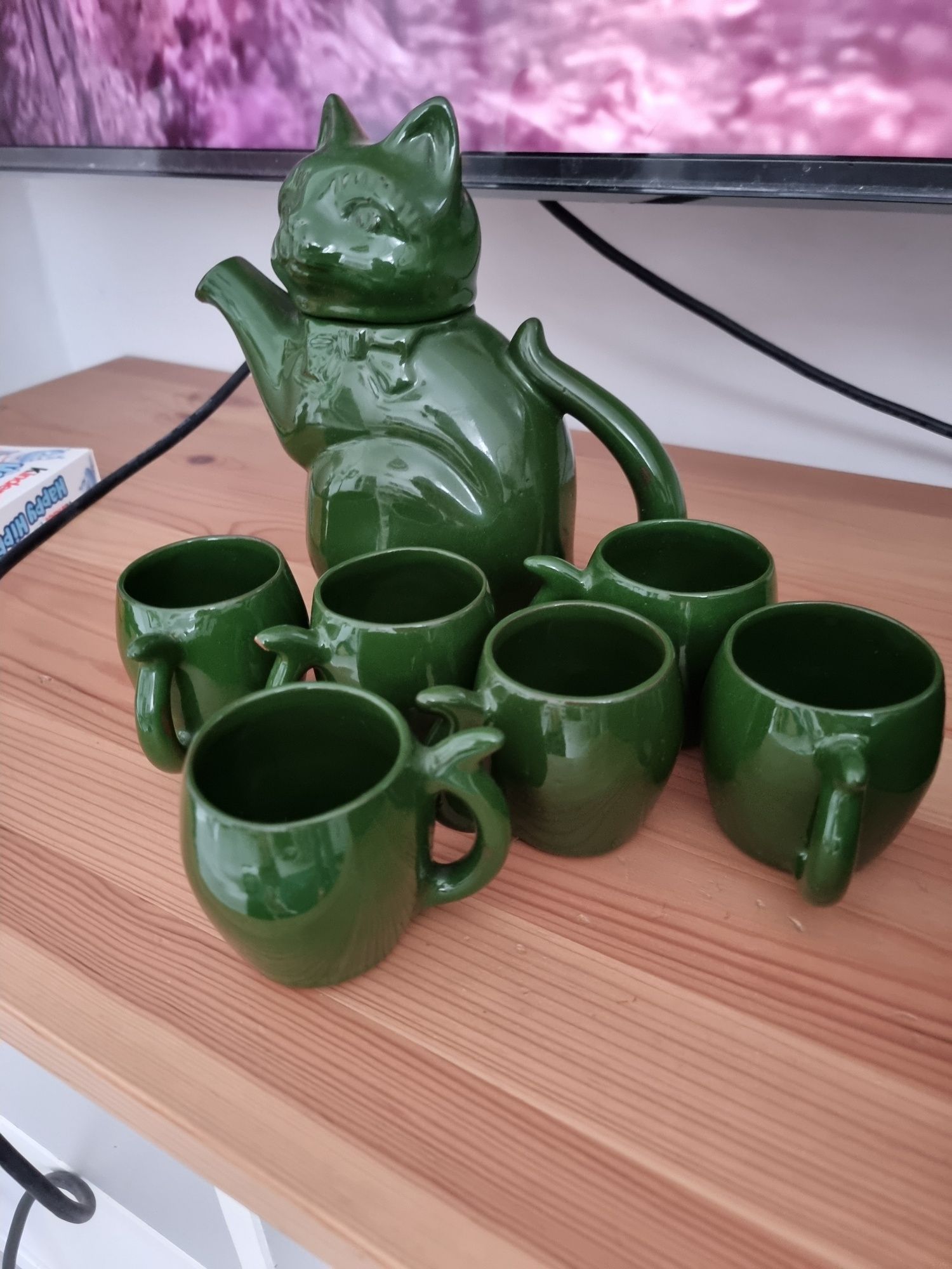 Ceramiczny zestaw PRL Vintage zielony kot dzbanek filizanki 6 sztuk