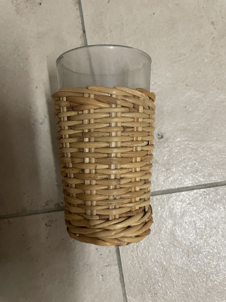 Conjunto de garrafa e copos forrados a vime