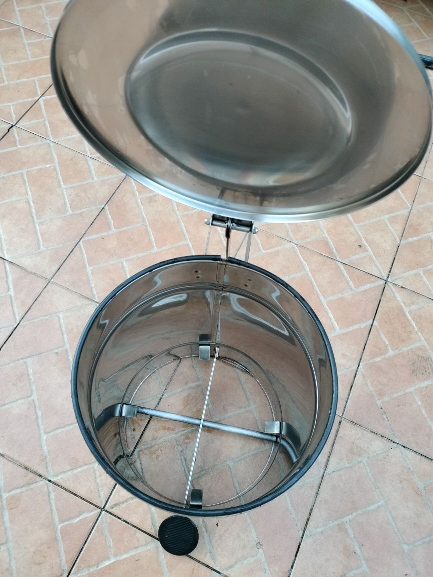 Caixote de lixo em aço inoxidável com tampa acionada por pedal