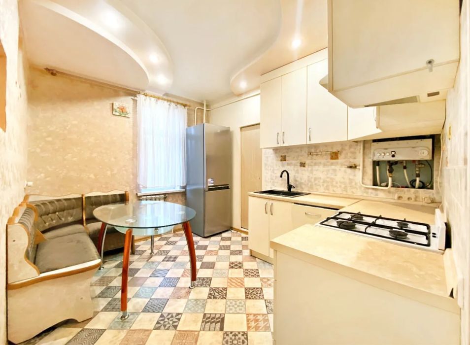 Продам просторную 3к кв.Не высокий 3й этаж.Новокадацкий