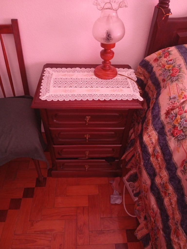 Vendo cama com mesas de cabeceira e cómoda