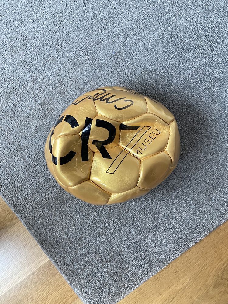 Bola autografada por Cristiano Ronaldo