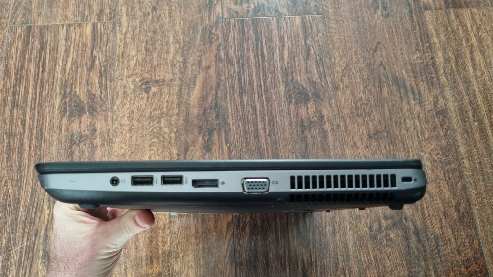 Laptop HP ProBook 650 G1 z monitorem i stacją dokującą