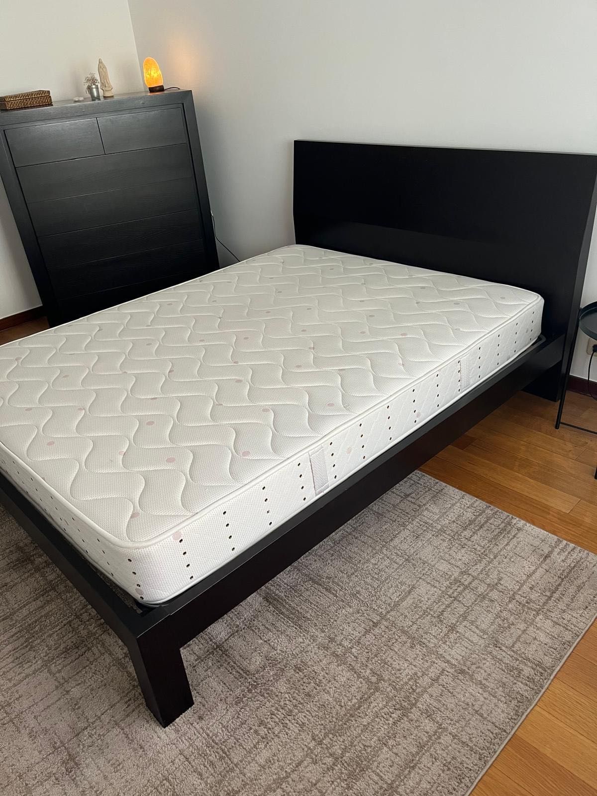 quarto completo em wengué -450 euros colchão e estrado incluídos.
