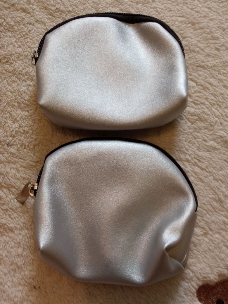 2x mała srebrna kosmetyczka