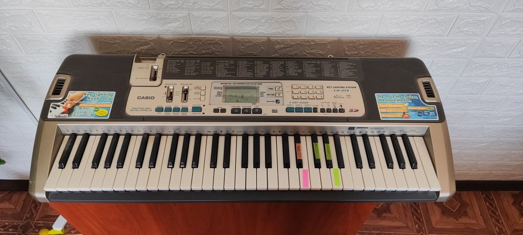 Продам синтезатор Casio LK 215
