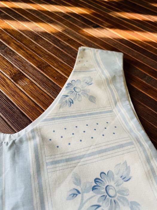 Avental feito á mão para menina