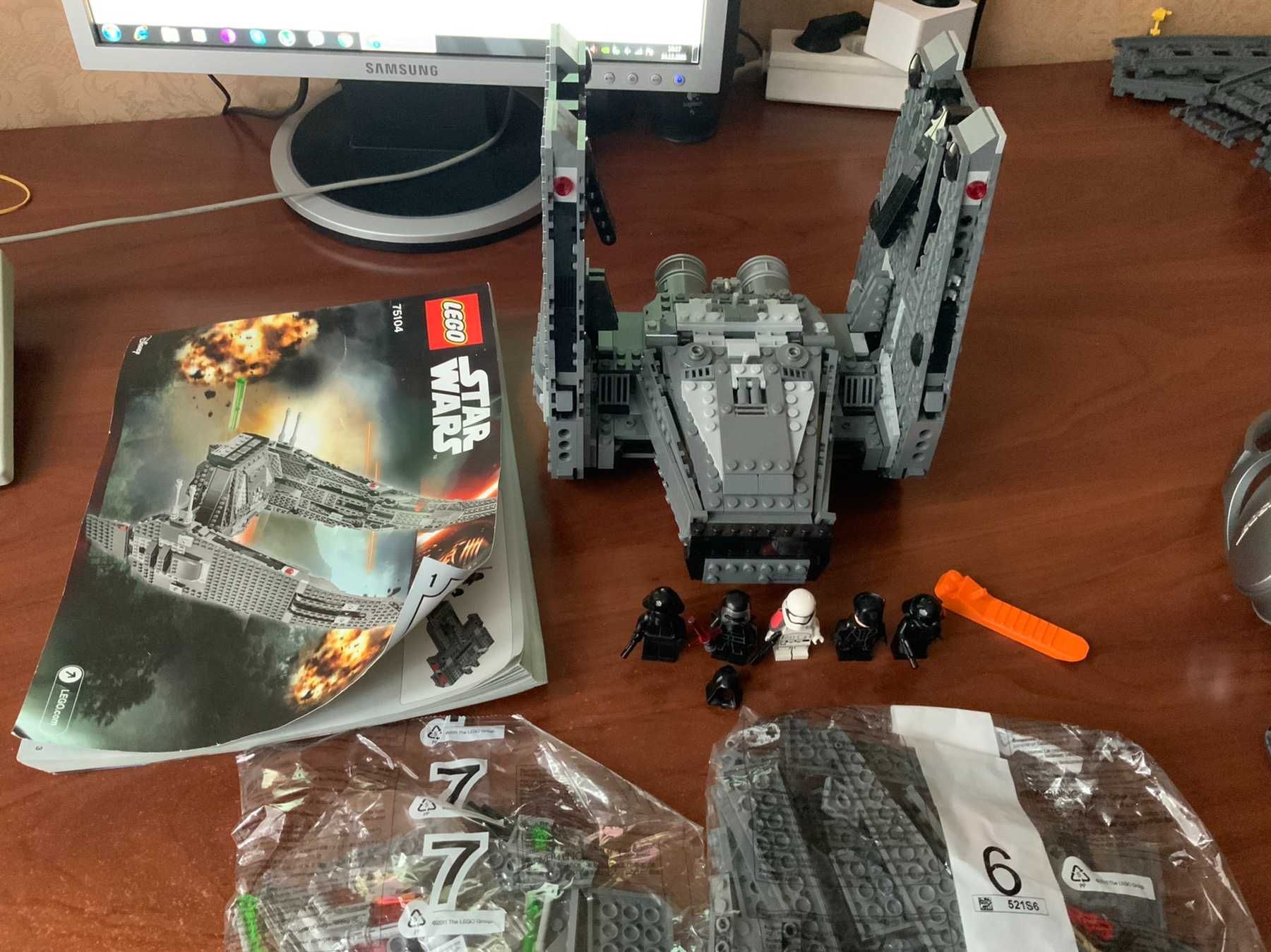 LEGO Star Wars Командный шаттл Кайло Рена 75104 Kylo Ren's shuttle