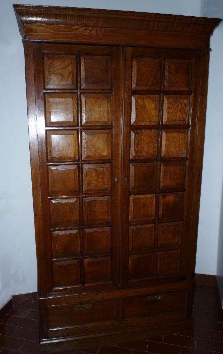 Armário com Portas Almofadadas