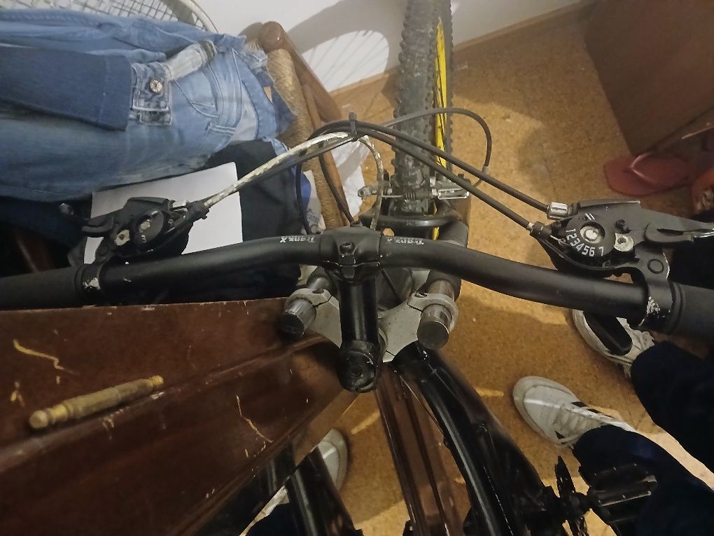 Bicicleta BTT suspensão total, aros Vuelta, pronta a rolar”.