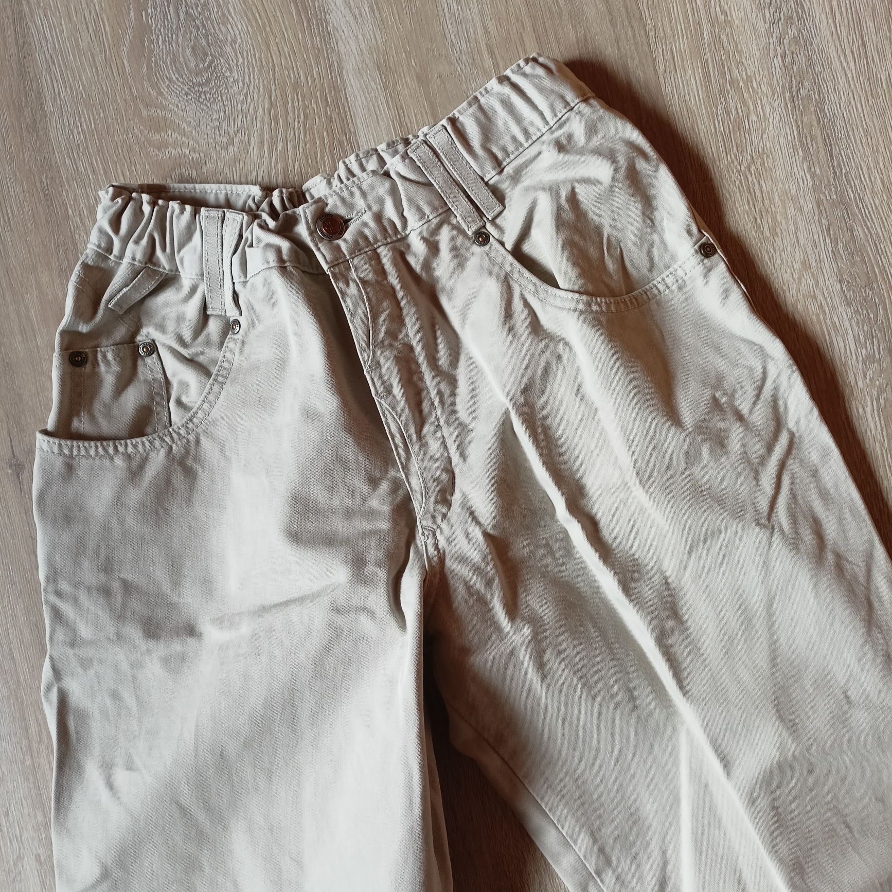 Beżowe spodnie typu proste