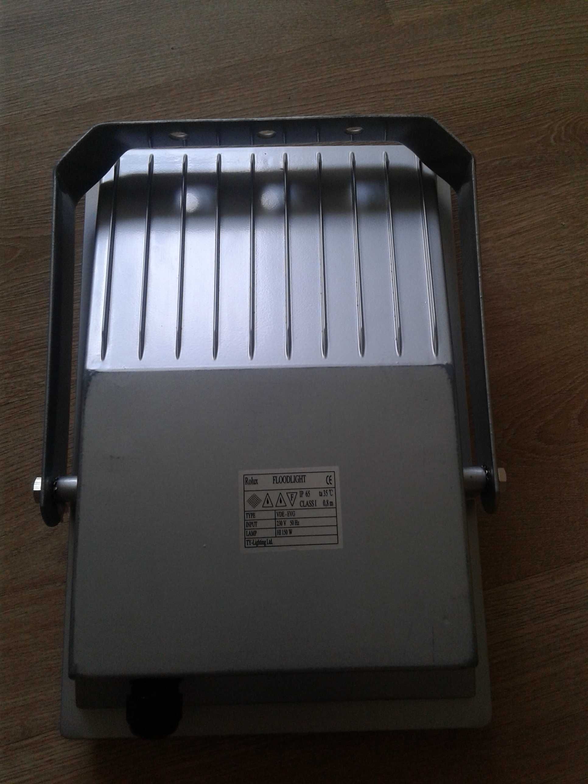 Lampa(latarnia ),zewnętrzna ,naścienna halogenowa.Nowa!.