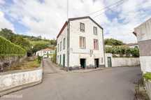 Prédio Urbano com Comércio, Habitação e Vista Mar – Santo António...