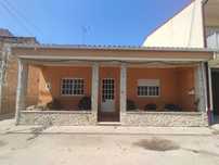Moradia térrea T2+1,terraço e quintal