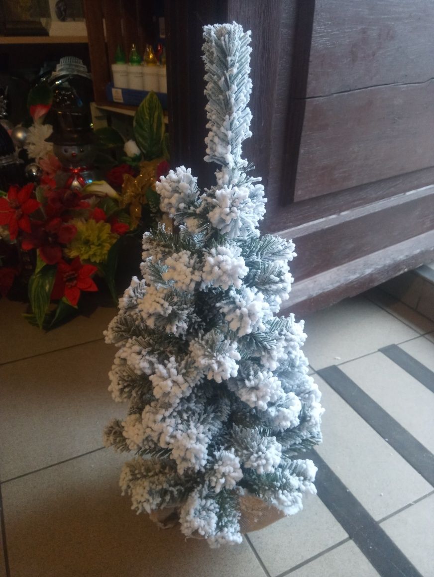 Sztuczna choinka ośnieżona 65 cm