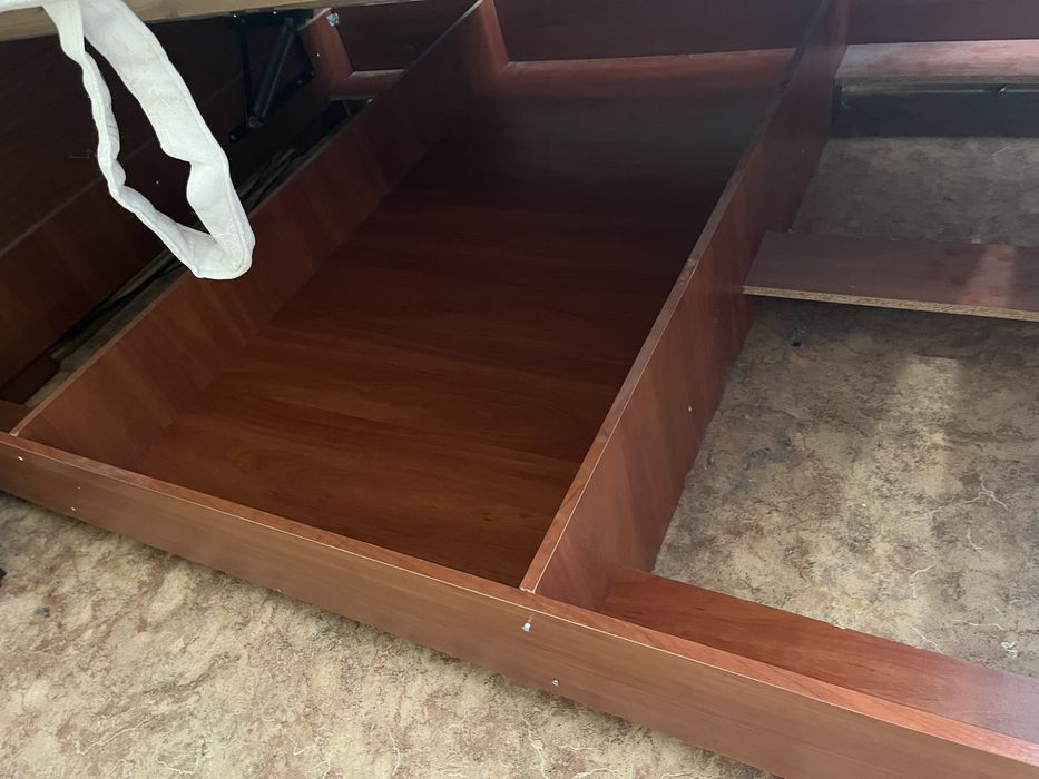 Двоспальне ліжко з каркасним матрацом з підйомником з нішею для постіл