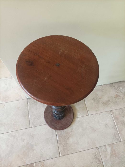 Drewniany stary kwietnik kolumna do renowacji