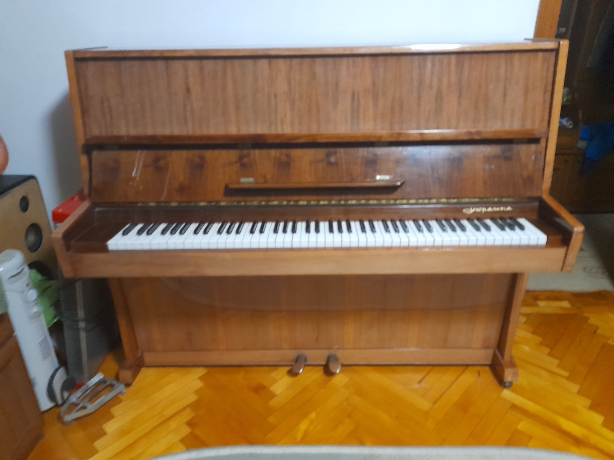 Піаніно Україна коричневого кольору
