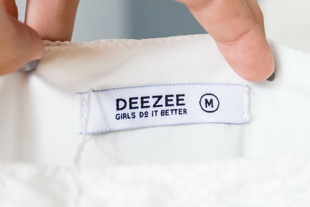 Biała dopasowana sukienka mini, marszczona (DeeZee)