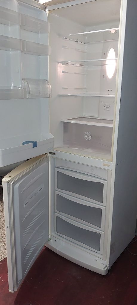 Холодильник LG, б/в , працює справно