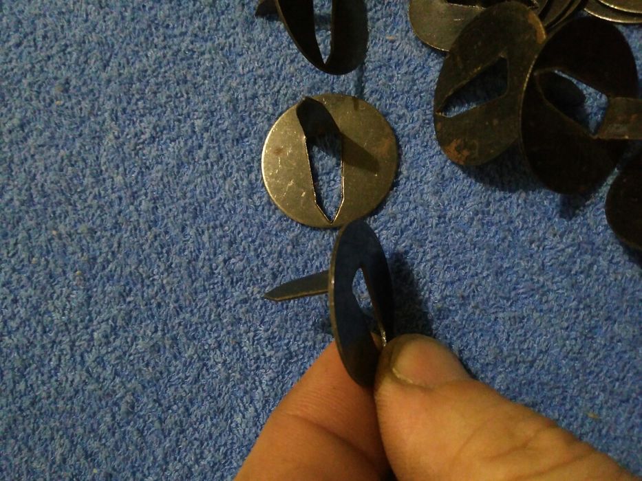 Кнопки металлические большие.