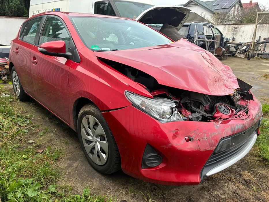 Toyota Auris Toyota Auris 1.4 D-4D Premium Bardzo Zadbany niegroźnie uszkodzony