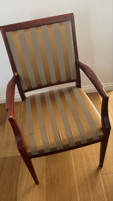 Krzesła do jadalni b. eleganckie