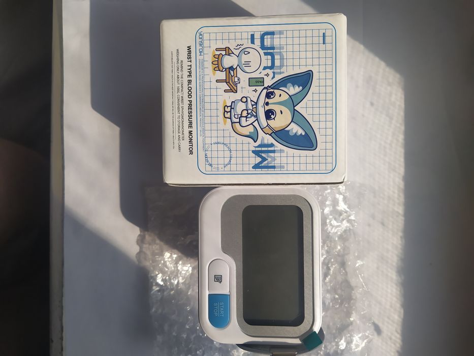 Домашний тонометр на запястье. Автоматический измеритель.