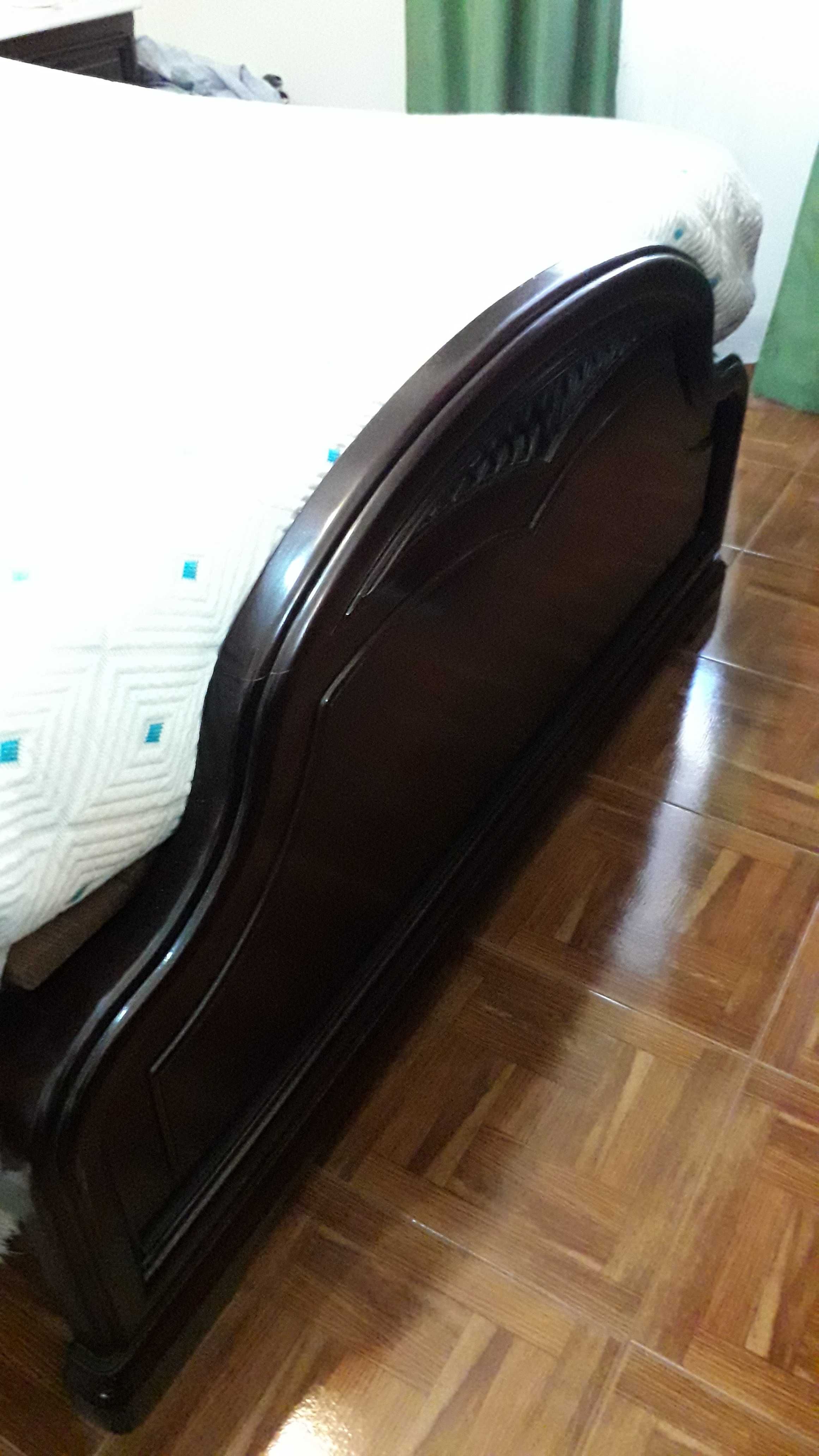 Cama de casal em madeira