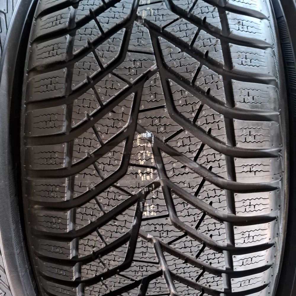 275/45/18+245/50/18 R18 Yokohama BluEarth V905 4шт нові зима
