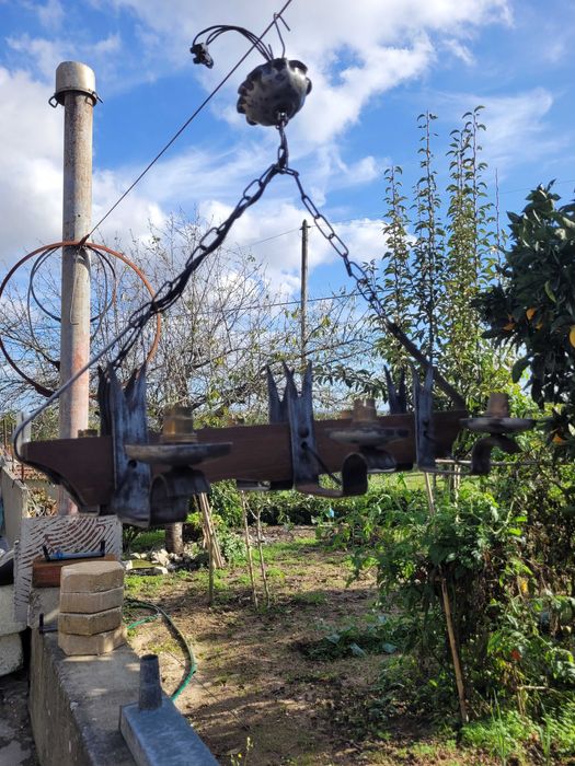Candeeiro de teto antigo de madeira e ferro ideal para adega