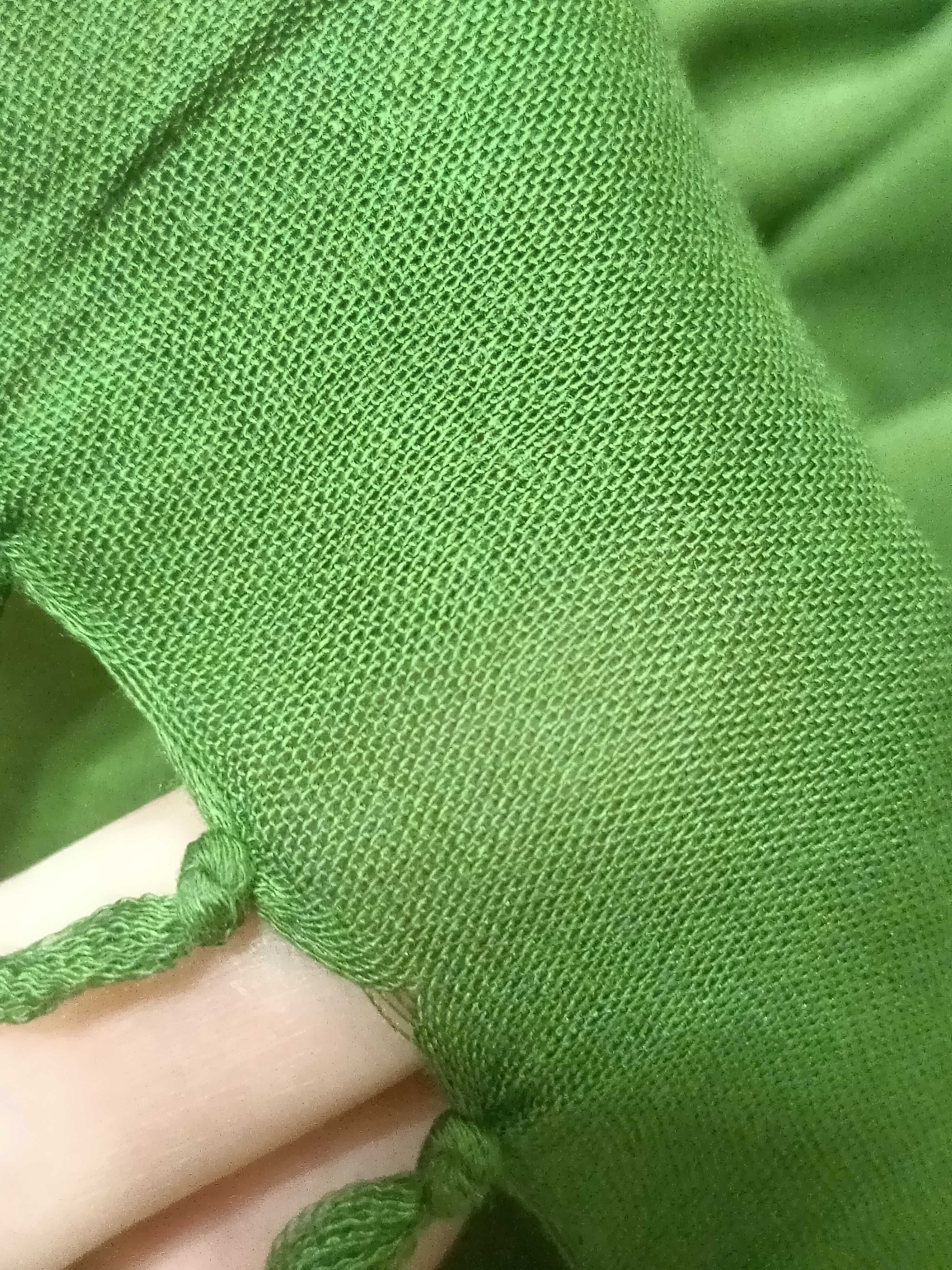 Палантин шарф зелёный 
120 см на 165  см+ по 8 см кисточки