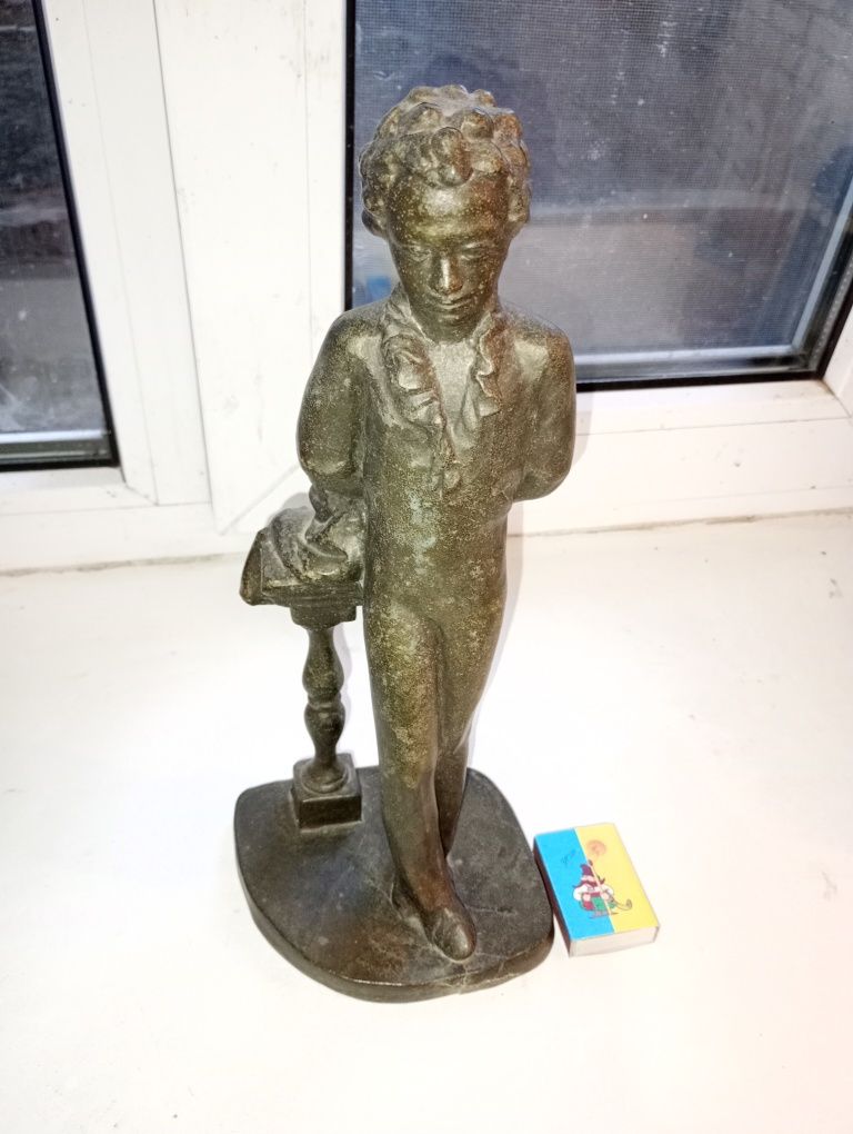 Продам статуэтку Пушкин в юности.