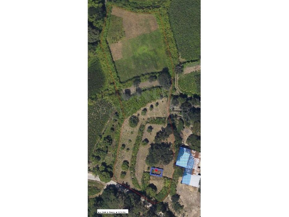 Terreno com 3 artigos sendo um deles urbano com uma ruína em Vitori...