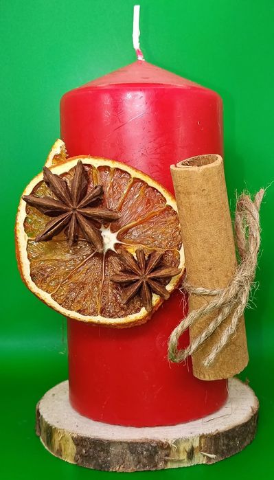 Świąteczna świeca dekoracyjna na drewnie.