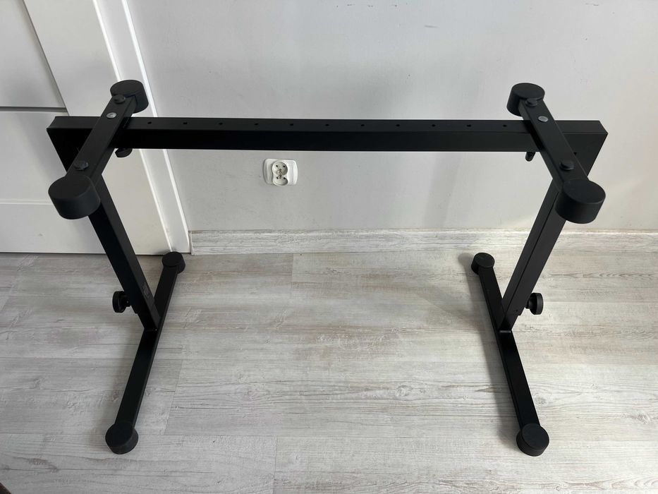 Statyw K&M 18810 pod pianino, organy, keyboard.