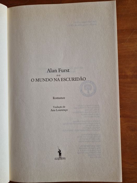 Romance "O Mundo na Escuridão", de Alan Furst.