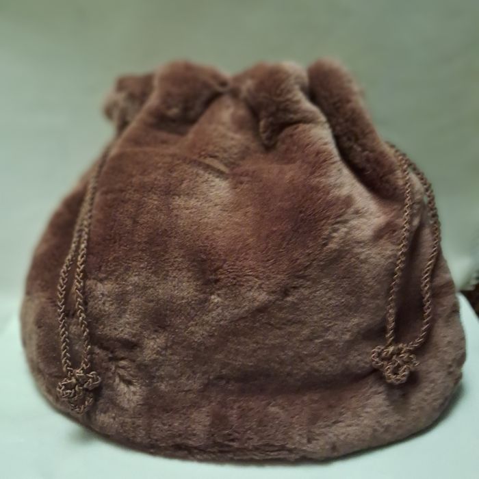 Продам новую  муфту- сумку из натурального меха