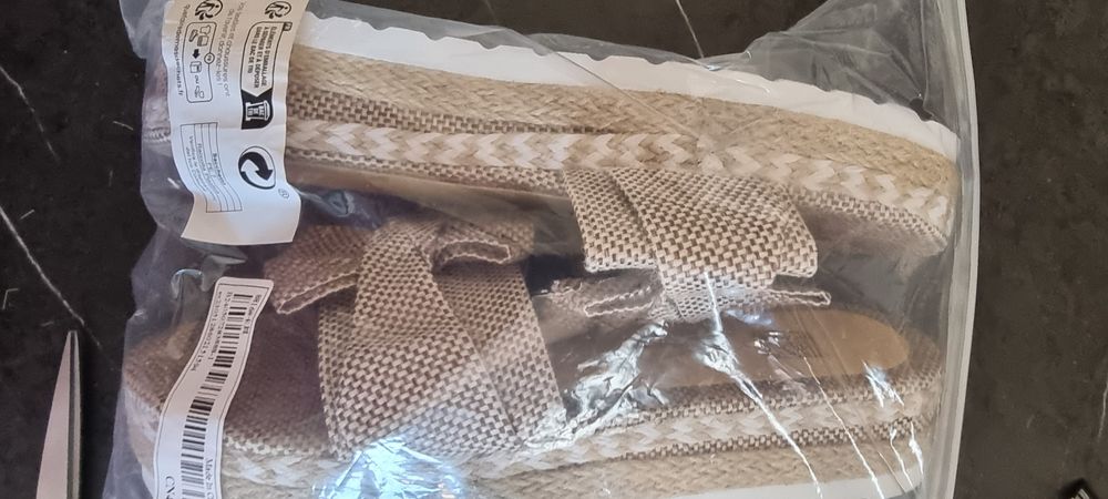 Sandálias Estilo Cunha Salto Grosso tamanho 39